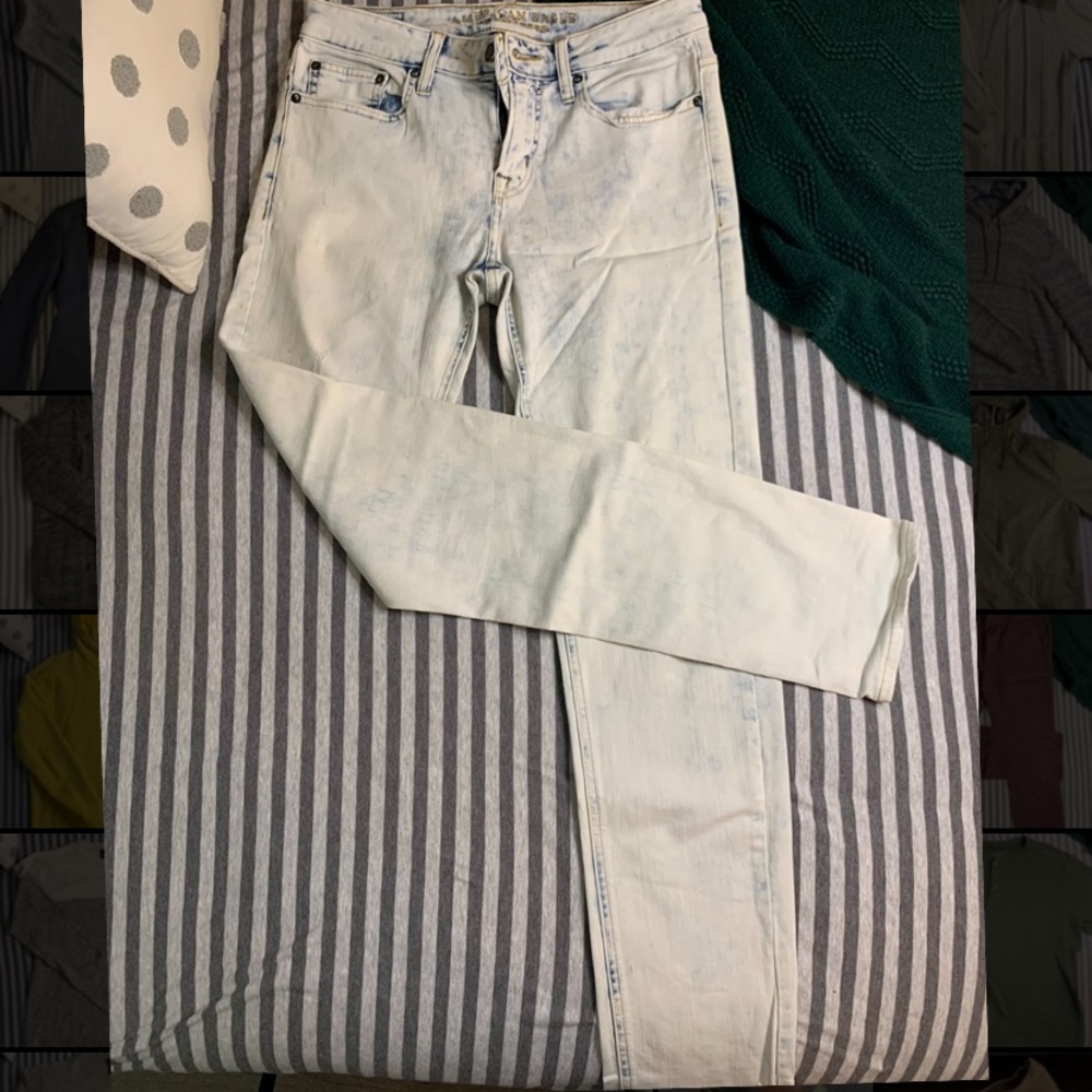 American Eagle Light Wash Jeans